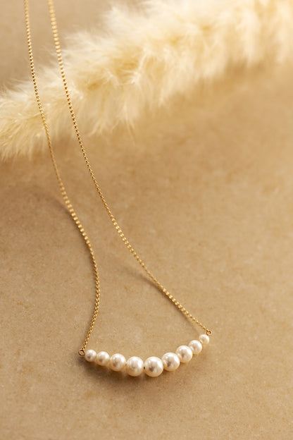 Gradual Pearl Necklace in Gold