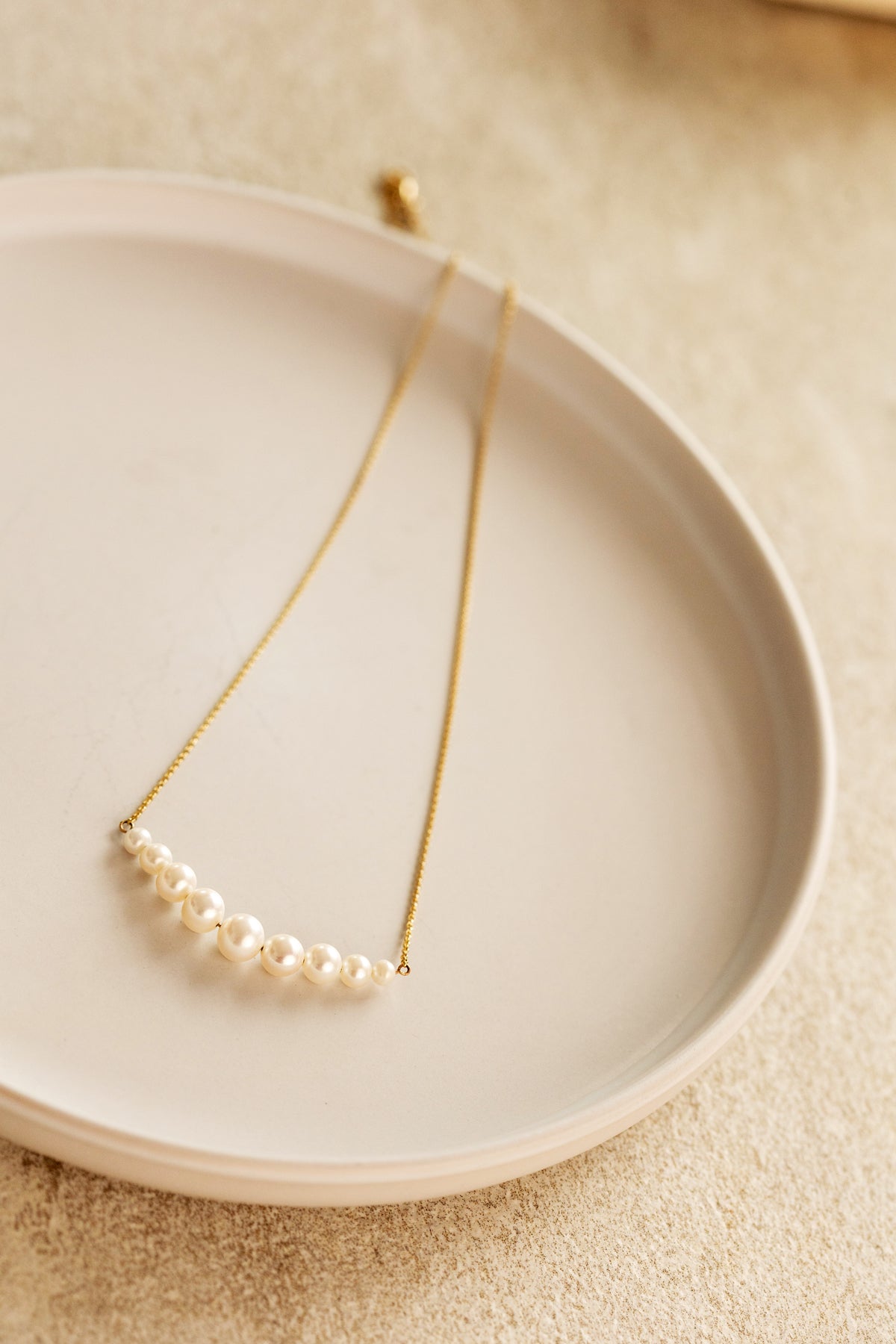 Gradual Pearl Necklace in Gold